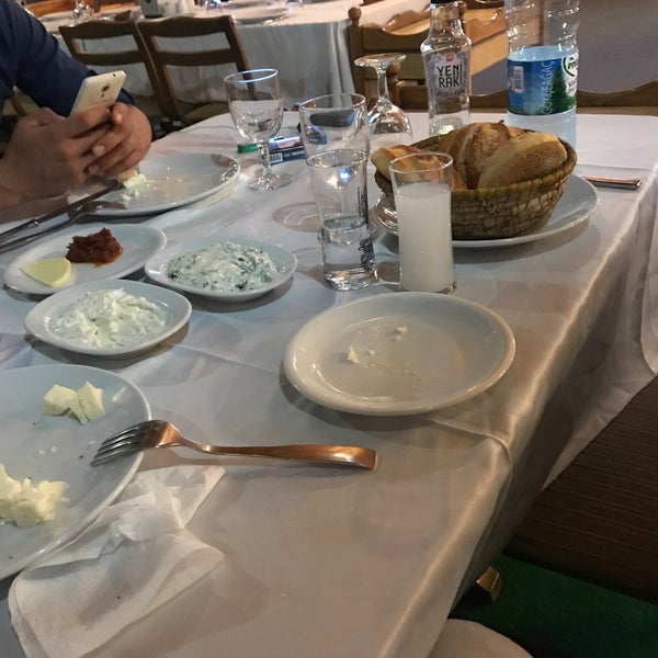 Das Foto wurde bei Acar Restaurant von Yusuf G. am 9/30/2018 aufgenommen