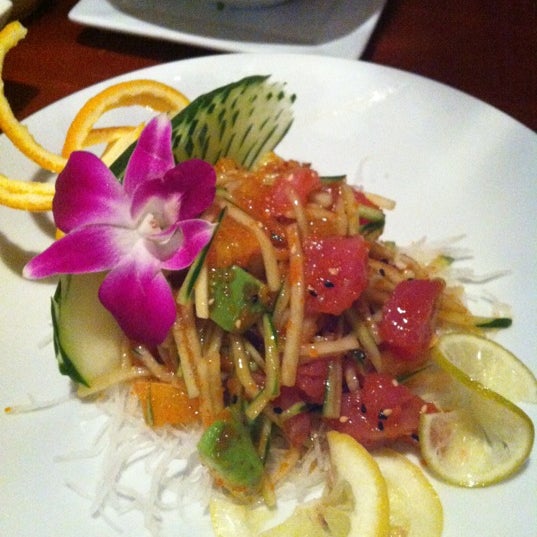 9/25/2012 tarihinde Thomas P.ziyaretçi tarafından Kabuki Sushi Thai Tapas'de çekilen fotoğraf