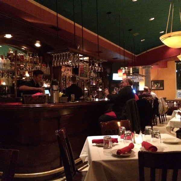 รูปภาพถ่ายที่ Touché Restaurant &amp; Bar โดย hm👽 เมื่อ 11/17/2014
