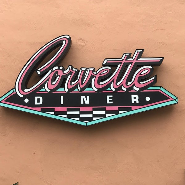 Снимок сделан в Corvette Diner пользователем Jen W. 7/10/2018