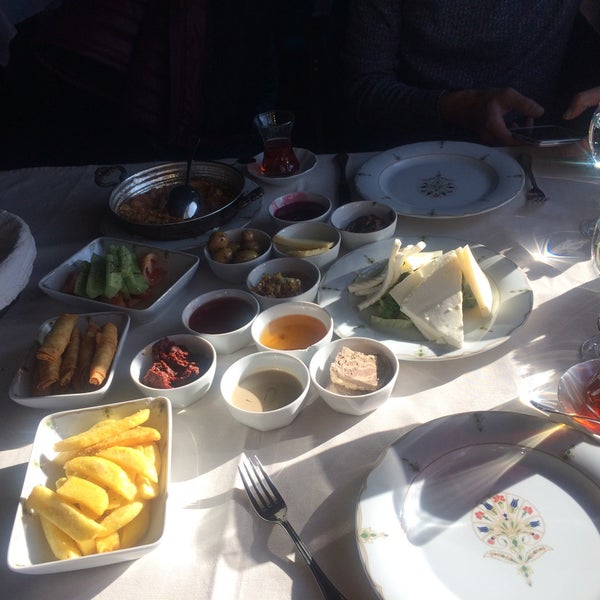 Photo taken at Bursa Evi İskender Restaurant by Emre Can Y. on 11/20/2016