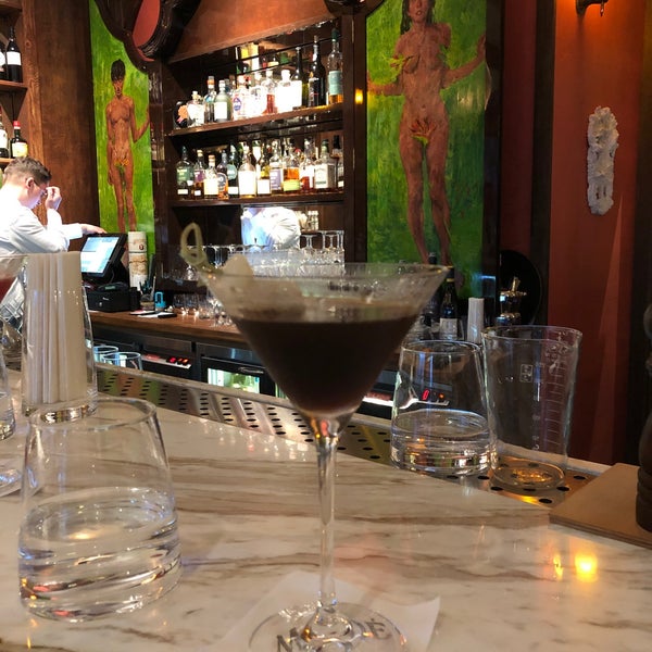 Bar made. Барная стойка с дверью. Деревянный бар. Барная стойка с высоким потолком. Сретенский бульвар 1 ресторан.