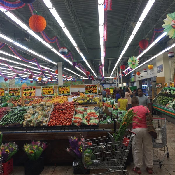 Photo taken at Stanley&#39;s Fresh Fruits and Vegetables by Darrin T. on 7/27/2015