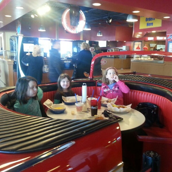 Photo taken at Fuddruckers by Miss S. on 2/8/2014