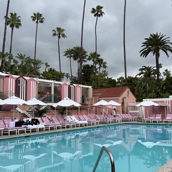 Foto diambil di Beverly Hills Hotel oleh MBR pada 6/7/2023
