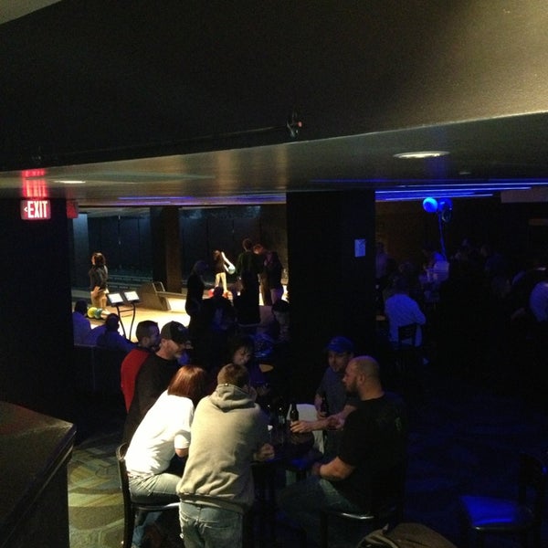 Photo prise au Blackhawk Bowl / Martini Lounge par Don le1/5/2013