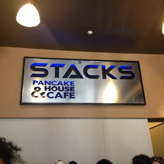 Foto scattata a Stacks Pancake House &amp; Cafe da Christa il 11/4/2012
