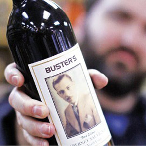 7/24/2013 tarihinde Buster&#39;s Liquors &amp; Winesziyaretçi tarafından Buster&#39;s Liquors &amp; Wines'de çekilen fotoğraf