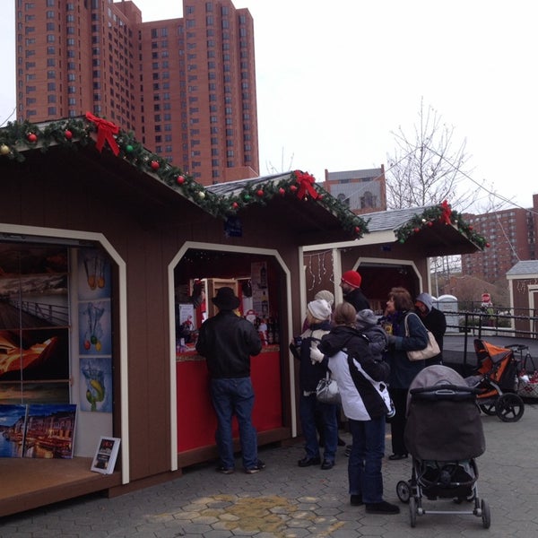 12/14/2013에 jody s.님이 Christmas Village in Baltimore에서 찍은 사진