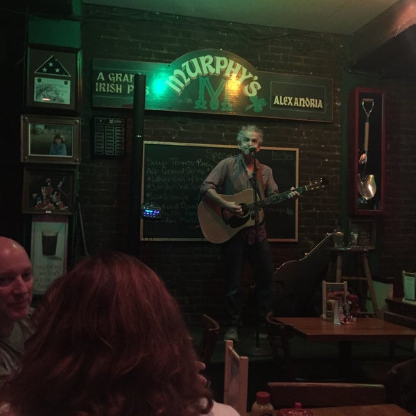 Foto tomada en Murphy&#39;s Grand Irish Pub  por Erin el 7/2/2017