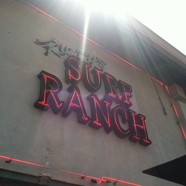 รูปภาพถ่ายที่ Rusty&#39;s Surf Ranch โดย Erin เมื่อ 5/4/2013