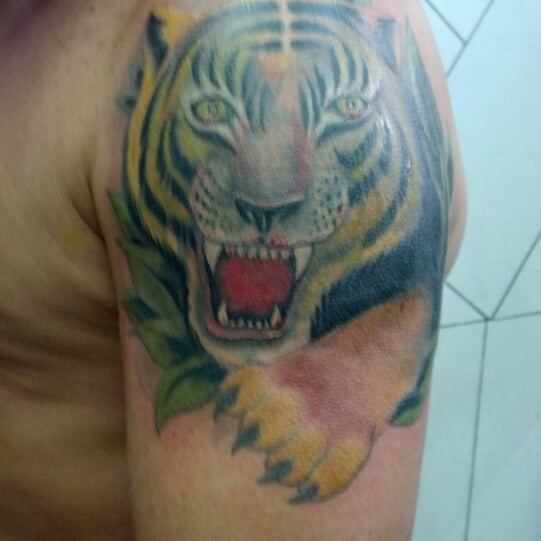 Das Foto wurde bei The Tattoo World von Vinicius H. am 11/12/2013 aufgenommen