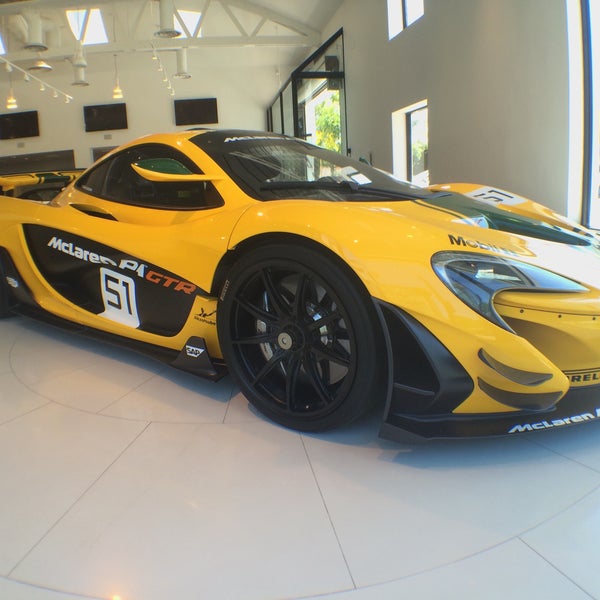Foto tirada no(a) McLaren Auto Gallery Beverly Hills por Albert H. em 5/2/2015
