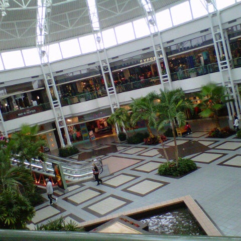 Das Foto wurde bei Vista Ridge Mall von MOMO am 10/10/2012 aufgenommen