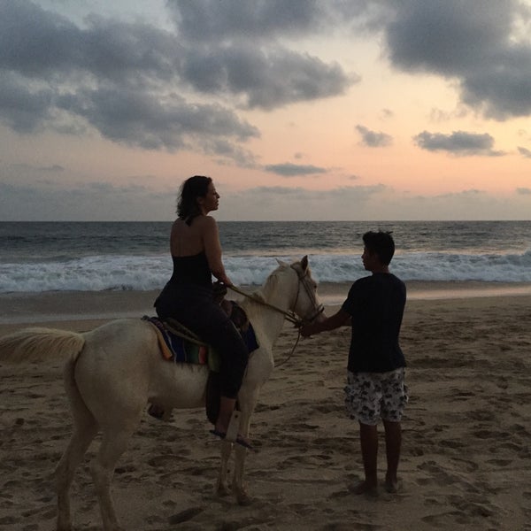 Un lugar mágico para disfrutar de la puesta del sol, puedes dar un paseo a caballo por la orilla del mar y recostarte en una hamaca para descansar... maravilloso 😍☀️🌴