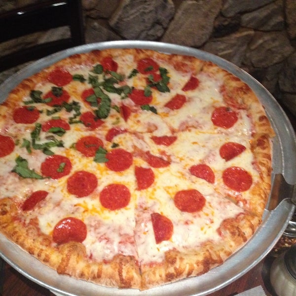 Foto tirada no(a) Russo&#39;s New York Pizzeria por Lucy em 11/18/2013