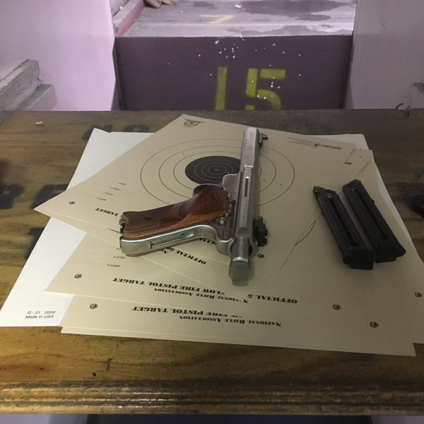 Das Foto wurde bei West Side Rifle &amp; Pistol Range von bill s. am 4/23/2016 aufgenommen