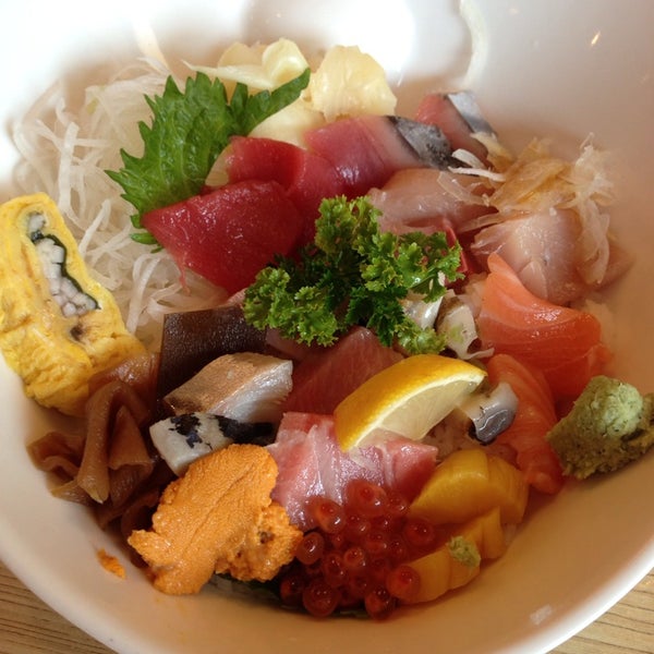 1/25/2014 tarihinde andrew c.ziyaretçi tarafından Toshi Sushi'de çekilen fotoğraf