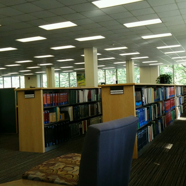 รูปภาพถ่ายที่ MSU Main Library โดย hartanto เมื่อ 10/5/2016