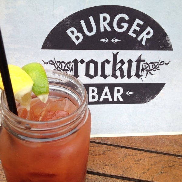 7/30/2013 tarihinde Caitlin M.ziyaretçi tarafından Rockit Burger Bar'de çekilen fotoğraf