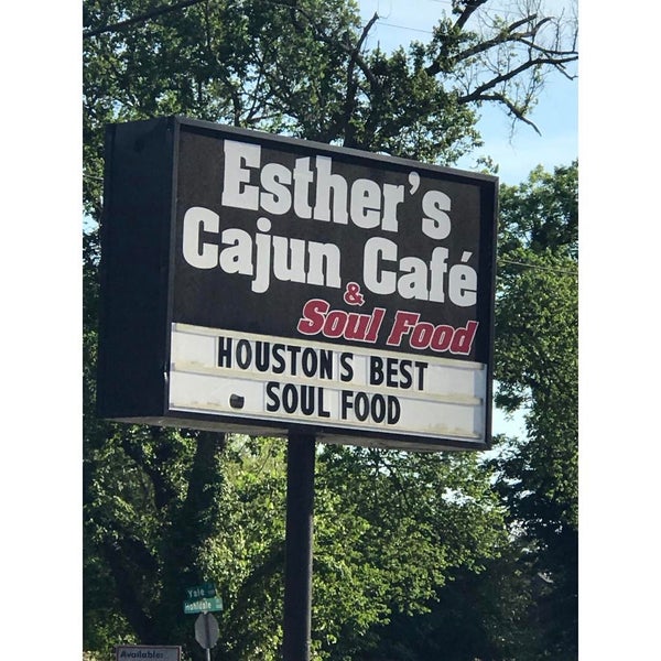 Das Foto wurde bei Esther&#39;s Cajun Cafe &amp; Soul Food von Shana H. am 5/7/2017 aufgenommen