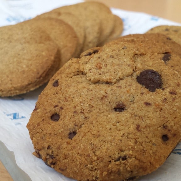 Recomendamos las Chufacookies, galletas hechas 100% con harina de chufa, que no contienen gluten y son aptas para celíacos. Tienen dos versiones: las normales y las de chocolate para los más golosos.