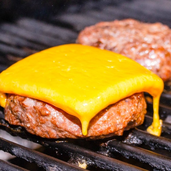 Las hamburguesas son un producto mimado y se cocinan 100% a la brasa quedando selladas por fuera y jugosas por dentro. De Black Angus, ternera, pollo de corral, cerdo ibérico de raza o cordero.