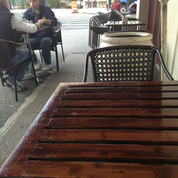 4/9/2013 tarihinde Bernard V.ziyaretçi tarafından Plaza Lounge - Kitchen and Bar'de çekilen fotoğraf