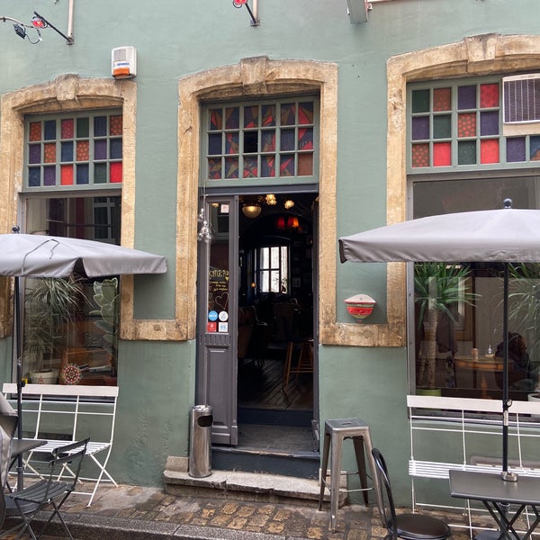 รูปภาพถ่ายที่ Konrad Café &amp; Bar โดย Tom S. เมื่อ 10/19/2021