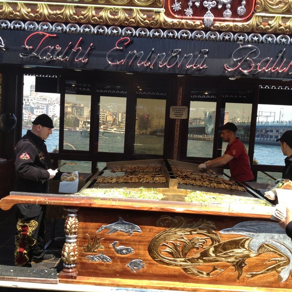 4/26/2013 tarihinde Mirac🚲 K.ziyaretçi tarafından Tarihi Eminönü Balık Ekmek'de çekilen fotoğraf