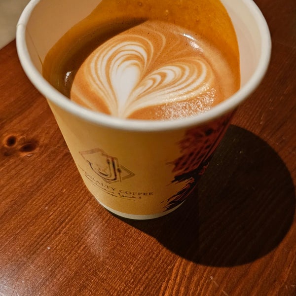 Photo prise au J Cafe Specialty Coffee par Naif A. le7/24/2023
