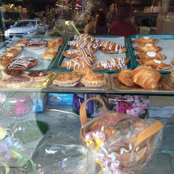 5/30/2014 tarihinde Melodyziyaretçi tarafından LaGuli Pastry Shop'de çekilen fotoğraf