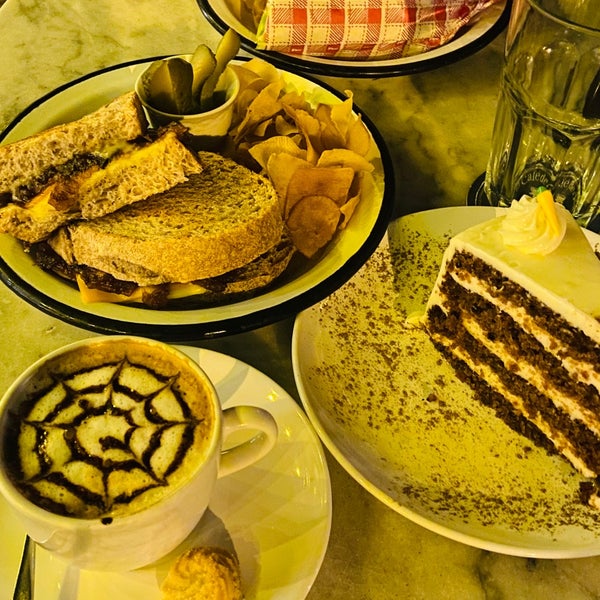 10/9/2021 tarihinde Mara M.ziyaretçi tarafından El Café de Acá'de çekilen fotoğraf