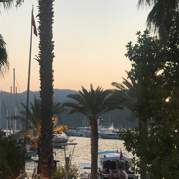 Foto diambil di Lotis Restoran&amp;Bistro oleh Çiğdem pada 8/27/2018