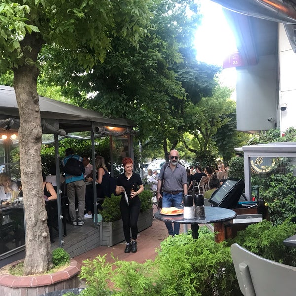 Foto diambil di Divine Brasserie &amp; Jazz Club oleh Çiğdem pada 5/29/2019