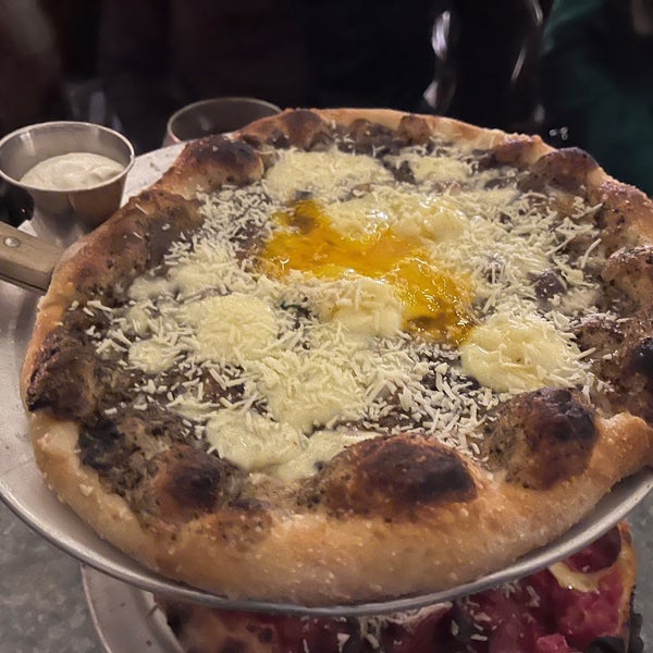 1/4/2022에 Christian S.님이 Mimosa Brooklyn Pizza에서 찍은 사진