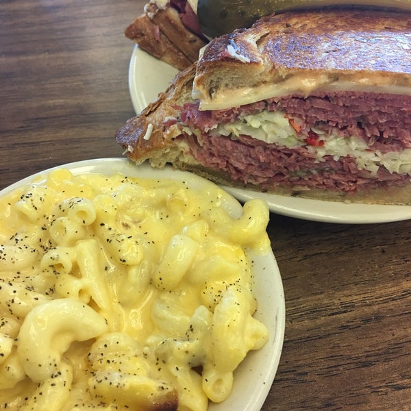 Das Foto wurde bei Shapiro&#39;s Delicatessen von Suzanne W. am 6/26/2017 aufgenommen