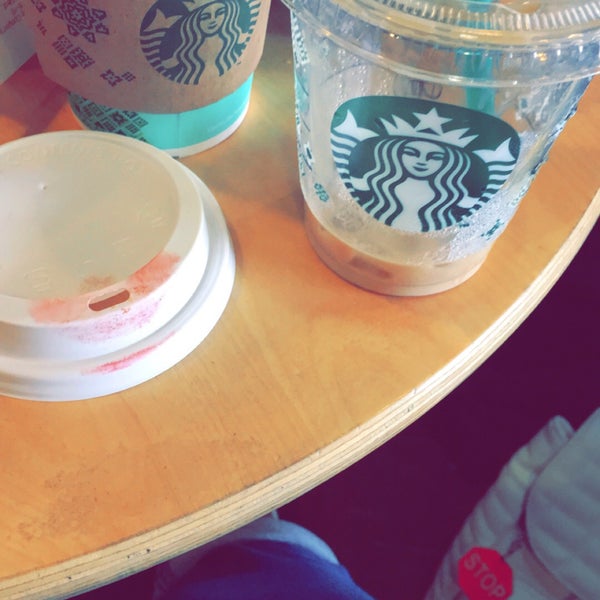รูปภาพถ่ายที่ Starbucks โดย R &. เมื่อ 9/14/2016