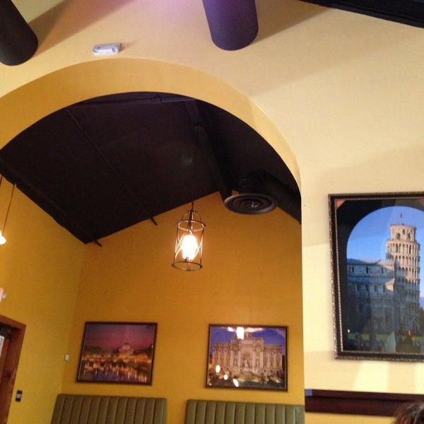 Das Foto wurde bei Filippi&#39;s Pizza Restaurant and Bar von Sarah D. am 7/12/2013 aufgenommen