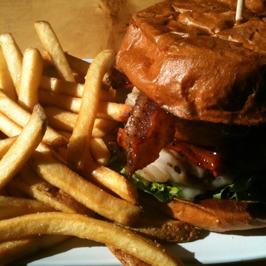 รูปภาพถ่ายที่ Crave Real Burgers โดย Larry เมื่อ 11/14/2012