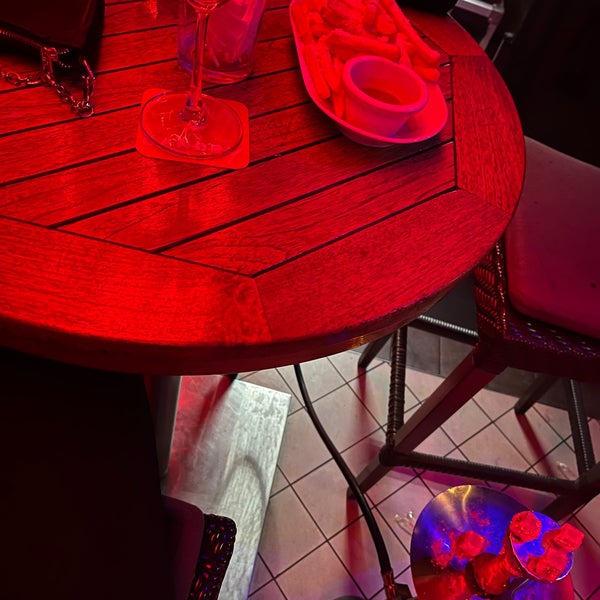 Foto diambil di Canopy Rooftop Bar &amp; Lounge oleh Shon Lei pada 8/27/2022