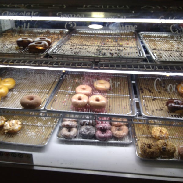 Foto diambil di Sugar Shack Donuts &amp; Coffee oleh Rubi V. pada 3/25/2018