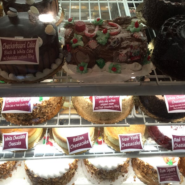 Foto diambil di Bovella’s Pastry Shoppe oleh amanda pada 12/24/2015