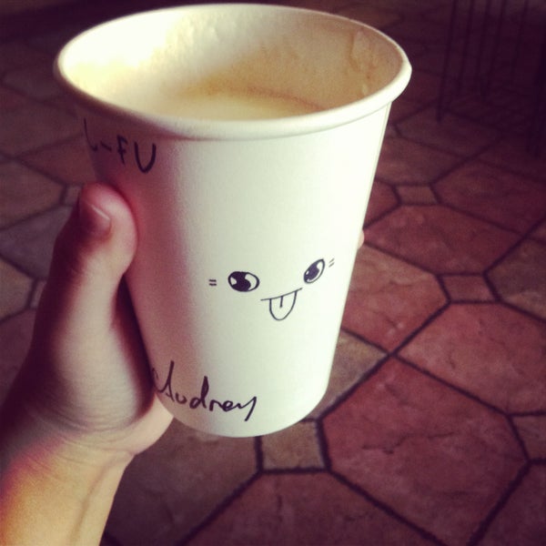 Das Foto wurde bei MoonBeans Coffee von Audrey L. am 5/7/2013 aufgenommen