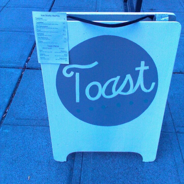 รูปภาพถ่ายที่ Toast โดย Kathy J. เมื่อ 9/1/2013
