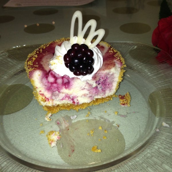 Das Foto wurde bei Honey Moon Sweets Bakery &amp; Dessert Bar von Melissa H. am 11/2/2013 aufgenommen