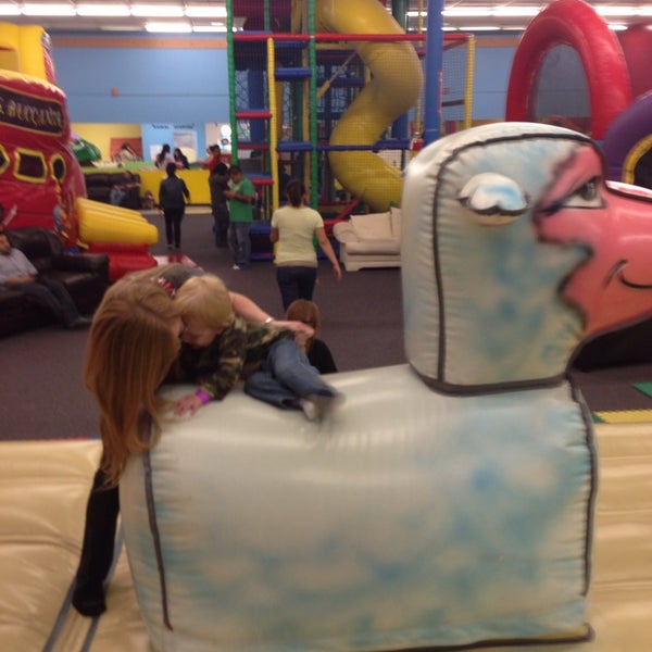 รูปภาพถ่ายที่ Locomotion Inflatable Play โดย Zack S. เมื่อ 11/9/2013