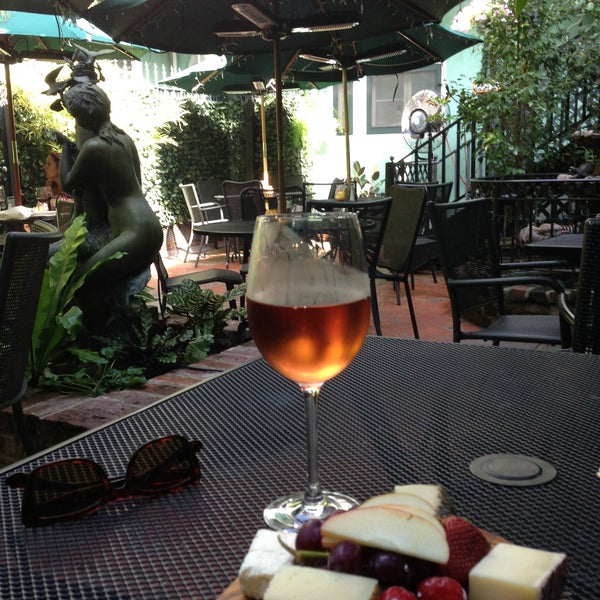 Foto diambil di Orleans Grapevine Wine Bar and Bistro oleh Erin D. pada 4/14/2013