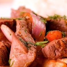 Si estás pensando en comer carne, te esperamos. Pepe Anca es considerado el mejor restaurante de carnes de la ciudad. Además, si nos visitas un Martes Visa tienes 30% dcto.