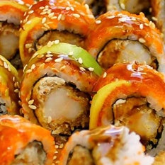 Comida oriental con énfasis en barra de su sushi y plancha teppanyaki con creaciones propias y 37 tipos de rollos para escoger. Además, si nos visitas un Martes Visa tienes 30% dcto.
